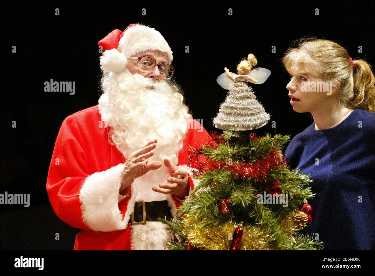 Sugar DADDIES scritto e diretto da Alan Ayckbourn Set design: Roger Glossop costumi: Christine illuminazione a parete: Mick Hughes Rex Garner (Val), Alison Pargeter (Sasha) Stephen Joseph Theatre, Scarborough 22/07/2003 Foto Stock