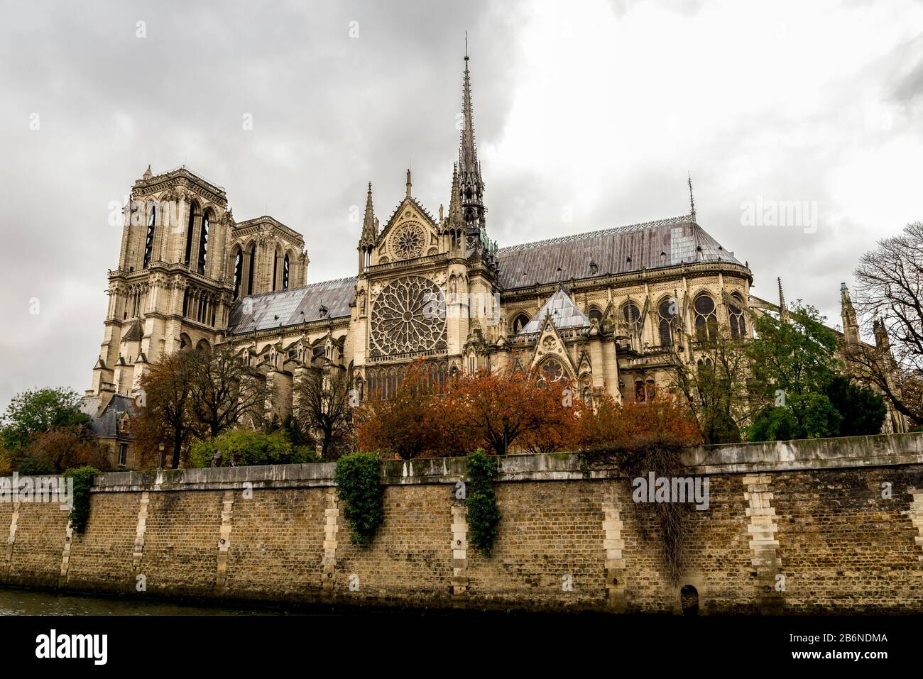 Una vista sulla cattedrale di Notre-Dame de Paris in autunno dopo la pioggia, Parigi, Francia Foto Stock