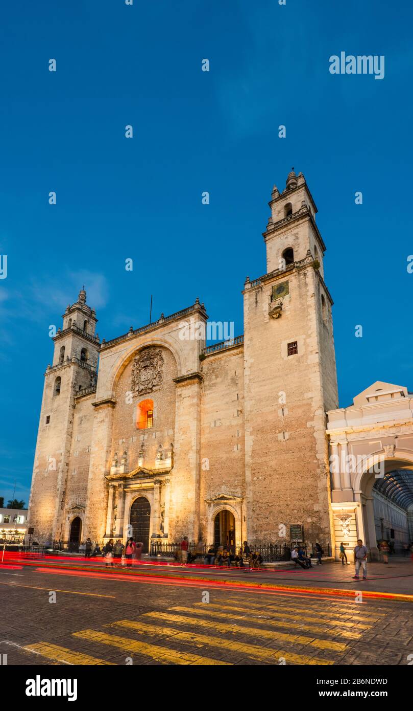 Catedral de San Ildefonso dopo il tramonto, Plaza Grande a Merida, stato dello Yucatan, Messico Foto Stock