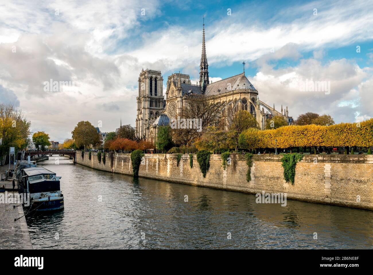 Una vista panoramica del lungofiume della Senna e della cattedrale di Notre-Dame de Paris nella stagione autunnale, Parigi, Francia Foto Stock
