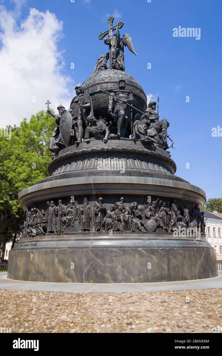 Monumento 'Millennium of Russia' (1862) primo piano in una soleggiata giornata di luglio. Veliky Novgorod, Russia Foto Stock