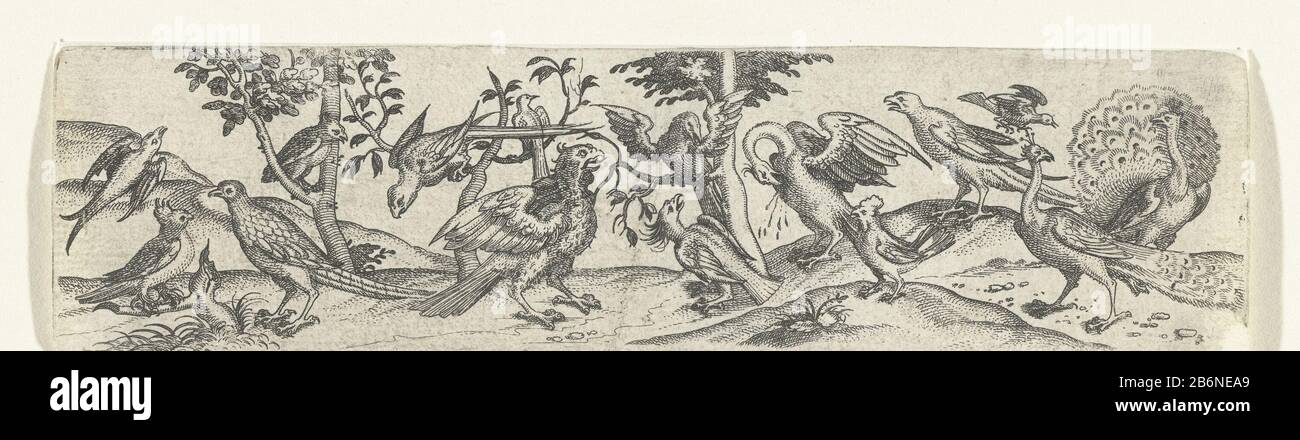 Patatine fritte incontrato vogels, waaronder pauw en pelikaan Destra a pauw. Produttore : anonimo fabbricato in luogo: Paesi Bassi (possibile) Datato: 1500 - 1600 dimensioni: Bordo della piastra : h 41 mm × 160 mm Oggetto b: Uccelli acquatici: Pelican Foto Stock