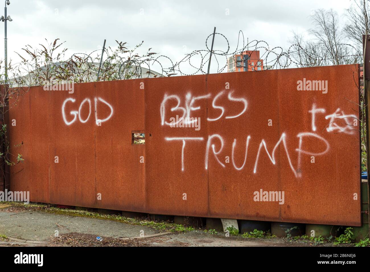Dio benedica i graffiti di Trump alle porte di Clayton, Manchester Foto Stock