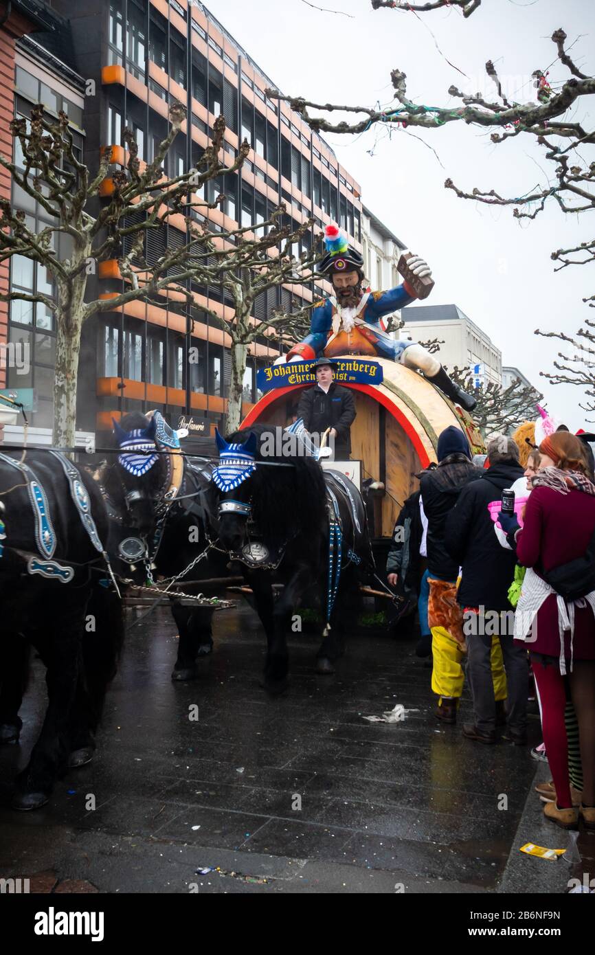 Uomo equitazione barile di birra galleggiante a Mainz, Germania Rose Lunedi sfilata. Foto Stock