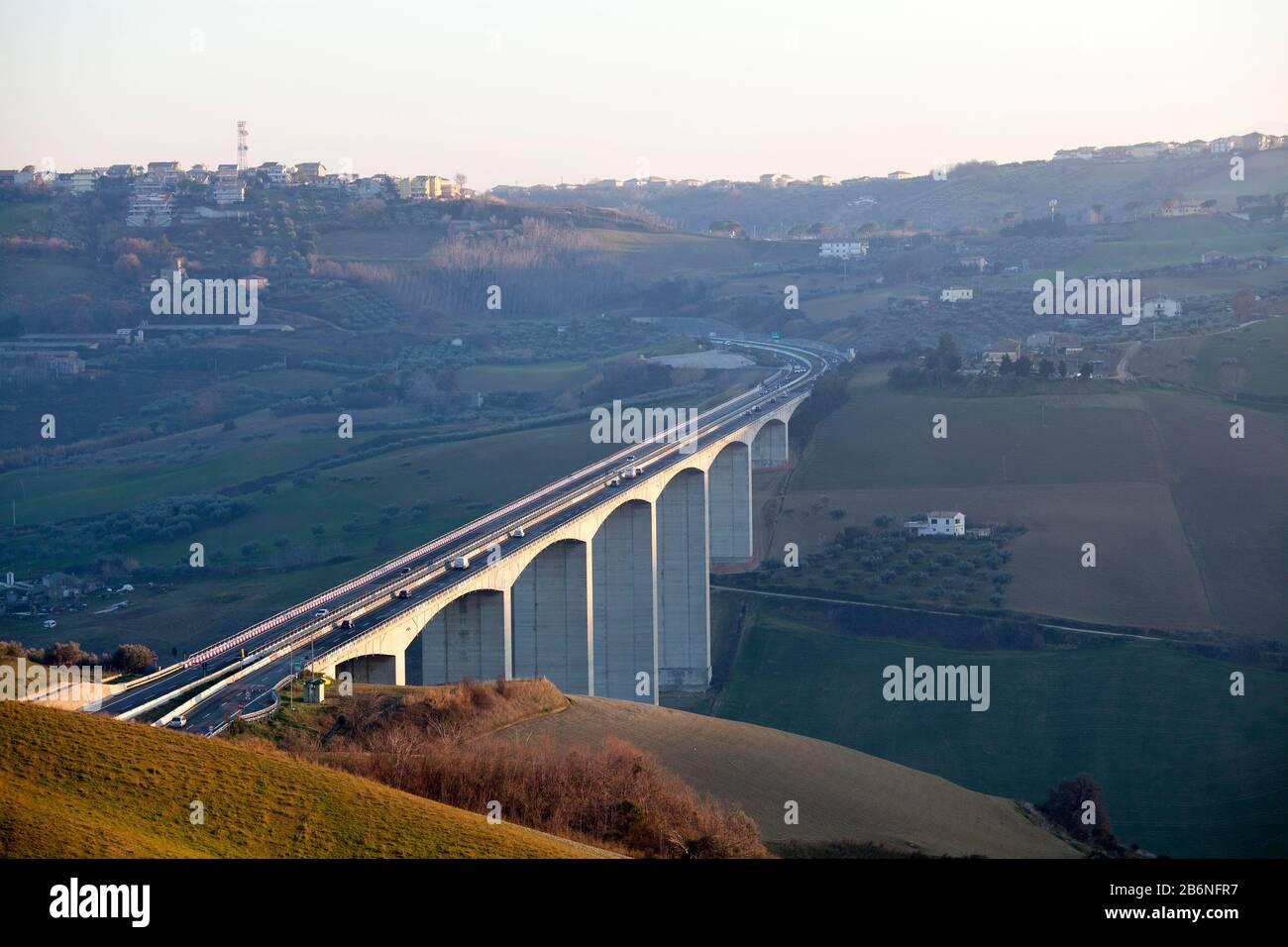 Il ponte autostradale di Cerrano sorge a Pineto, in Italia. Viadotti fatiscenti che stanno mettendo la vita a rischio. Foto Stock