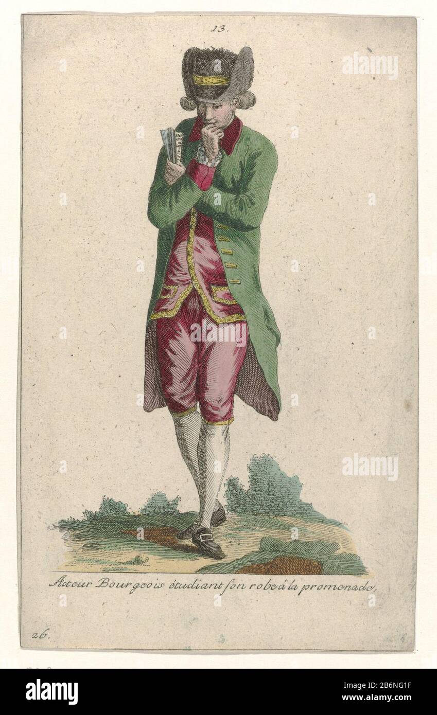 Ruolo: Attore che prova il suo ruolo durante la passeggiata. Indossa una sfilacciata, una camicia, un gilet, pantaloncini e scarpe con fibbie. Sulla testa un cappello con due bordi verticali. Nella sua mano sinistra una carta. Copia a K 58 dalla serie K. Costumi 10th Cahier de Français, 4th Suite d'Habillements à la mode, Gallerie des Modes et Costumi Français. Produttore : stampatore: Pierre Gleich (possibile) da stampare da Nicolas Dupinnaar disegno: Pierre Thomas le Clerc Data: Circa 1785 caratteristiche Fisiche: Engra, materiale colorato a mano: Tecnica della carta: Engra (processo di stampa) / dimensioni del colore della mano: Foglio: H 177 mm × W 111 mm Subj Foto Stock