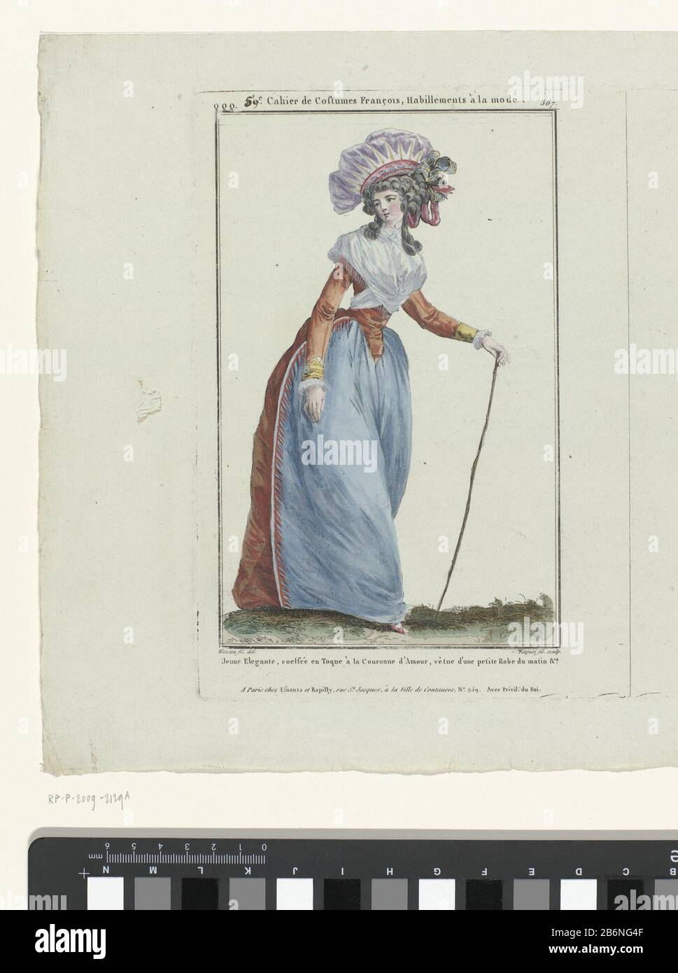 Jonge elegante vrouw gekleed in een octendjapon. Op het hoofd een 'toque à la Couronne d'Amour'. Fichu. Wandelstok. Uit de serie qqq. 69e (pour 59) cahier de costumi français, habillemens à la mode, Gallerie des Modes et Costumi Français. Twee afbeeldingen op één plaat gedrukt, zie ook qqq. 368. Produttore : produttore : Pierre Charles Baquoy (vermeld op object)naar tekening van: François Louis Joseph Watteau (vermeld op object)inkleurder: Madame le Beau (mogelijk)uitgever: Esnauts & Rapilly (vermeld op object)Plaats manufacturing: Parijs Dating: 1787 Physical kenmerken: Gravure, de met Foto Stock