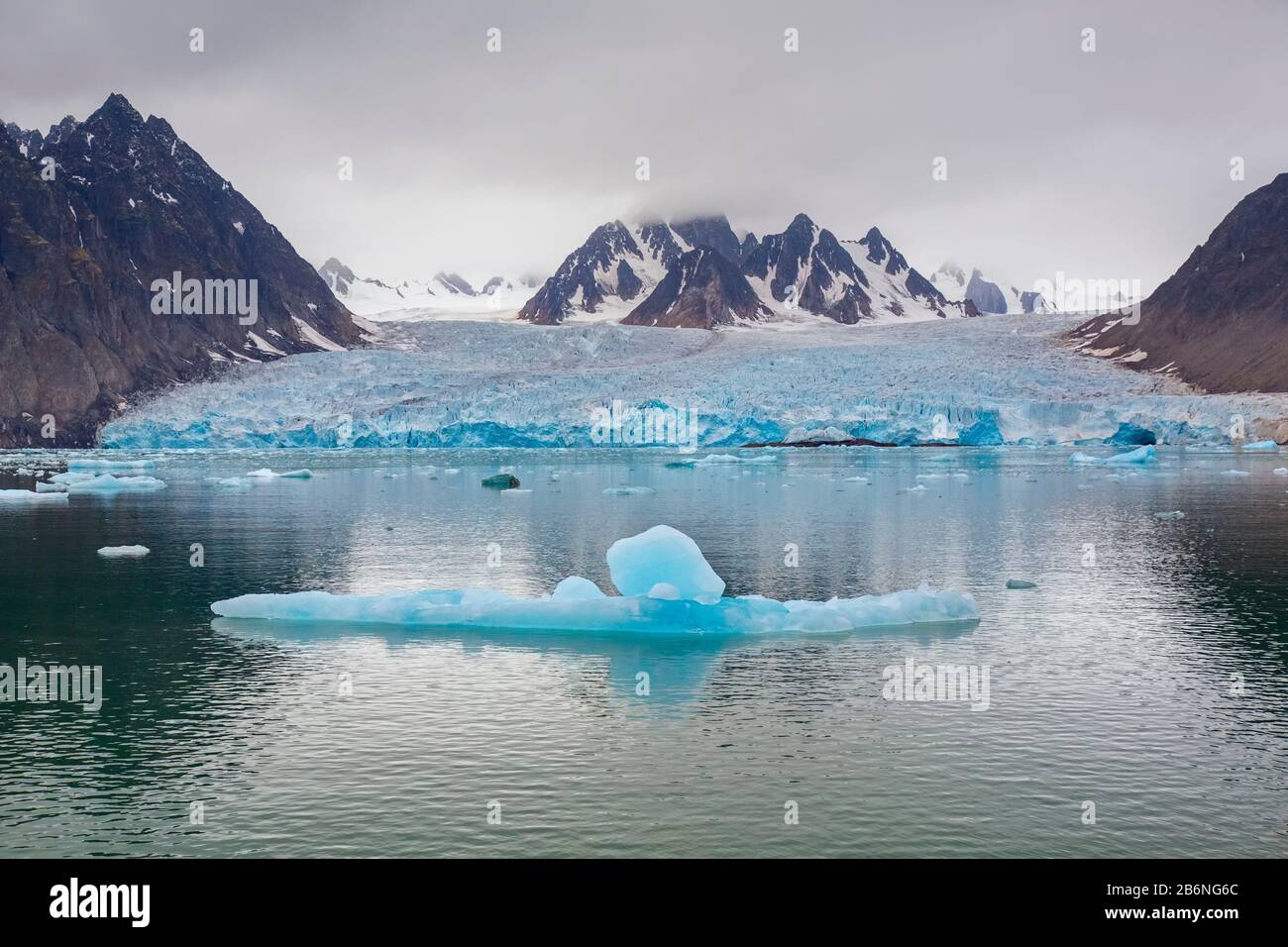 Ice Floe di fronte a Monacobreen, ghiacciaio in Haakon VII Terra che sfocia in Liefdefjorden, Spitsbergen / Svalbard, Norvegia Foto Stock