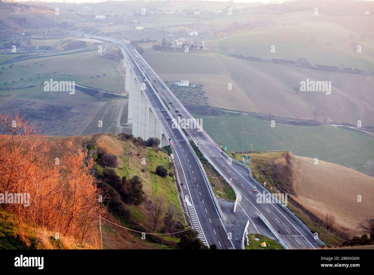 Il ponte autostradale di Cerrano sorge a Pineto, in Italia. Viadotti fatiscenti che stanno mettendo la vita a rischio. Foto Stock