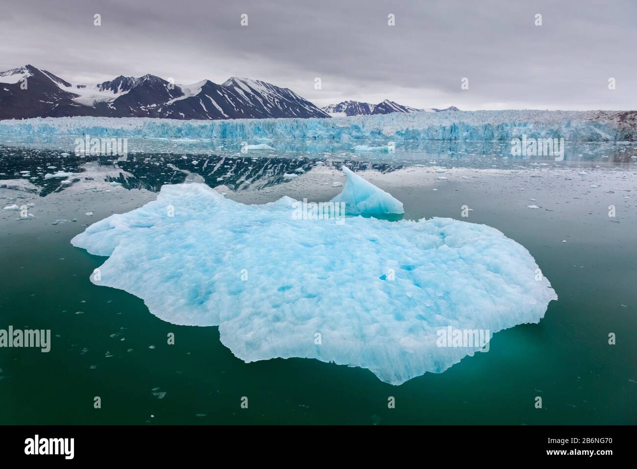 Ice Floe di fronte a Monacobreen, ghiacciaio in Haakon VII Terra che sfocia in Liefdefjorden, Spitsbergen / Svalbard, Norvegia Foto Stock