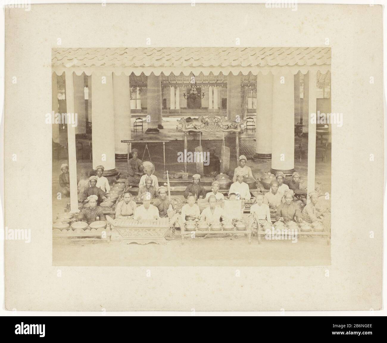 Gamelanorkest Staatsspoorweggen op Java (seriettel) un'orchestra di gamelan Dove: Apparentemente a Surabaya. Parte di un gruppo di 62 foto in una scatola con l'iscrizione Ferrovie dello Stato su Java dal 1888. Produttore : fotografo Herman Salzwedel (elenco proprietà) Luogo di fabbricazione: Surabaya datazione: 1880 - 1888 caratteristiche Fisiche: Albumen materiale di stampa: Carta Tecnica: Albumen stampa dimensioni: Foto: H 215 mm × W 275 mmkarton: H 303 mm × W 374 mm Data: 1880 - 1888 Foto Stock