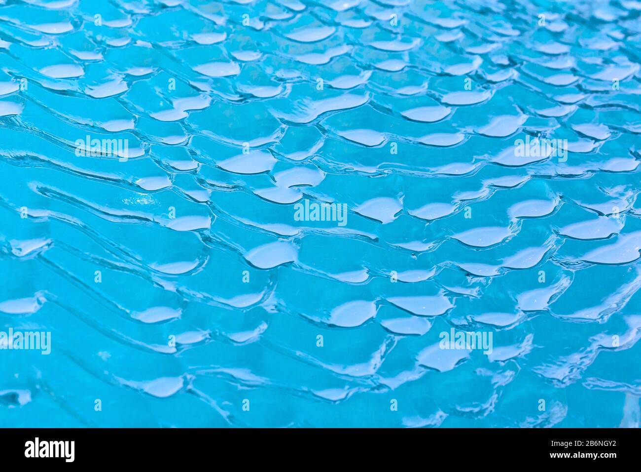 Schema astratto in fusione di ghiaccio floe / iceberg mostrando la consistenza a causa di acqua meltwater / melt acqua Foto Stock