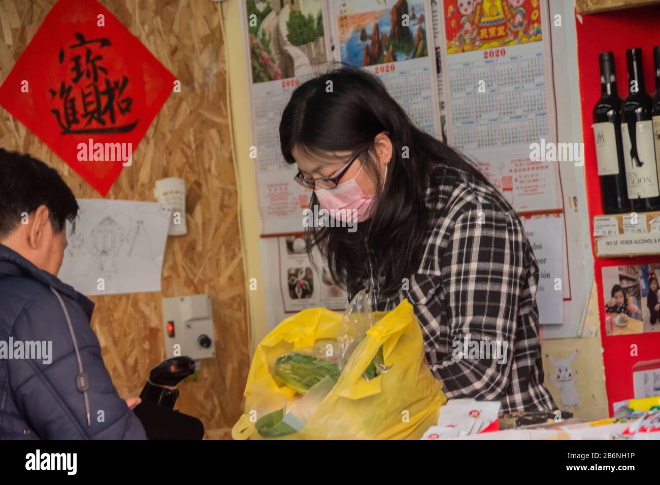 Madrid, Spagna. 11th Mar, 2020. Le persone nelle strade di Madrid indossano maschera come la comunità di Madrid registra coronavirus con 31 morti (49 in tutta la Spagna). La BCE avverte di una crisi come quella del 2008 se l'UE non adotta ulteriori misure. La Colombia ordina di isolare coloro che arrivano da Cina, Spagna, Francia e Italia. (Foto Di Alberto Sibaja/Pacific Press) Credit: Pacific Press Agency/Alamy Live News Foto Stock
