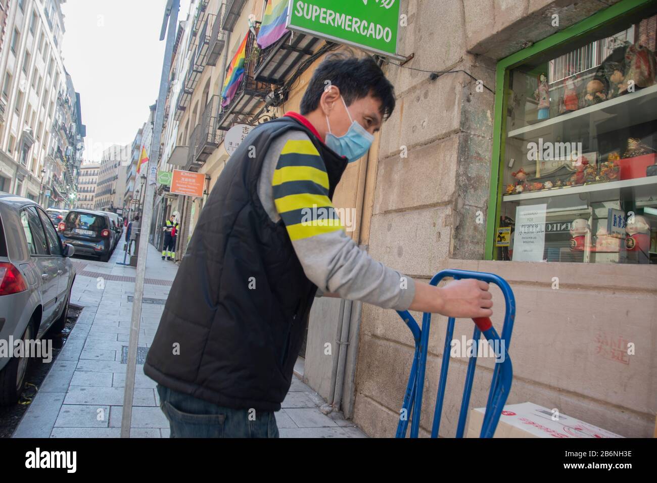 Madrid, Spagna. 11th Mar, 2020. Le persone nelle strade di Madrid indossano maschera come la comunità di Madrid registra coronavirus con 31 morti (49 in tutta la Spagna). La BCE avverte di una crisi come quella del 2008 se l'UE non adotta ulteriori misure. La Colombia ordina di isolare coloro che arrivano da Cina, Spagna, Francia e Italia. (Foto Di Alberto Sibaja/Pacific Press) Credit: Pacific Press Agency/Alamy Live News Foto Stock