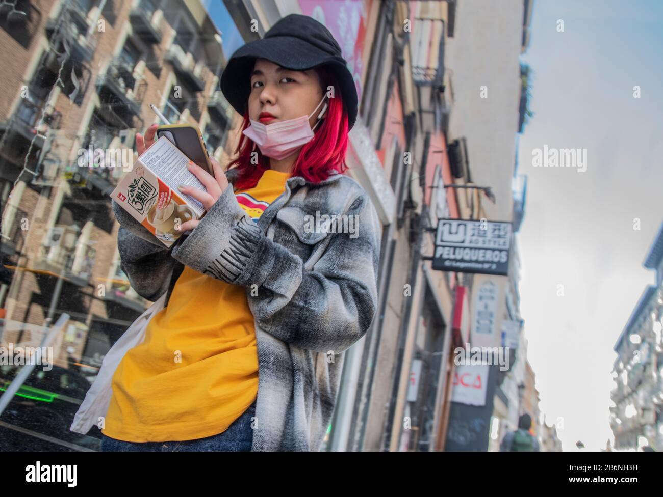 Madrid, Spagna. 11th Mar, 2020. Le persone nelle strade di Madrid indossano maschera come la comunità di Madrid registra coronavirus con 31 morti (49 in tutta la Spagna). La BCE avverte di una crisi come quella del 2008 se l'UE non adotta ulteriori misure. La Colombia ordina di isolare coloro che arrivano da Cina, Spagna, Francia e Italia. (Foto Di Alberto Sibaja/Pacific Press) Credit: Pacific Press Agency/Alamy Live News Foto Stock
