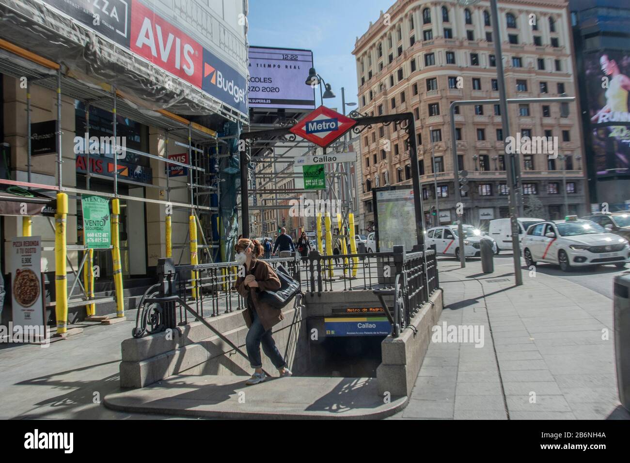 Madrid, Spagna. 11th Mar, 2020. Le persone nelle strade di Madrid indossano maschera come la comunità di Madrid registra coronavirus con 31 morti (49 in tutta la Spagna). La BCE avverte di una crisi come quella del 2008 se l'UE non adotta ulteriori misure. La Colombia ordina di isolare coloro che arrivano da Cina, Spagna, Francia e Italia. (Foto Di Alberto Sibaja/Pacific Press) Credit: Pacific Press Agency/Alamy Live News Foto Stock