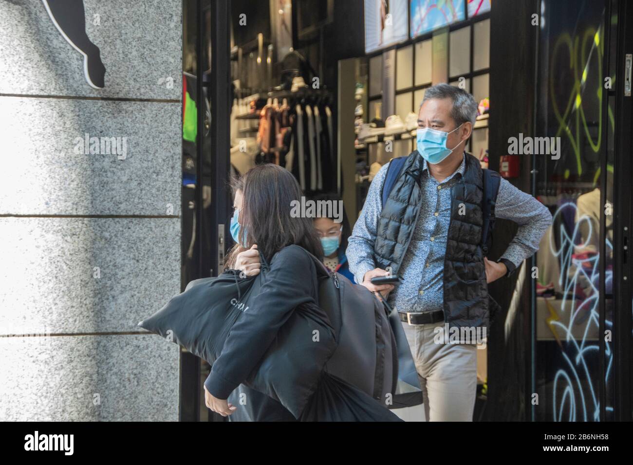 Madrid, Spagna. 11th Mar, 2020. Le persone nelle strade di Madrid indossano maschera come la comunità di Madrid registra coronavirus con 31 morti (49 in tutta la Spagna). La BCE avverte di una crisi come quella del 2008 se l'UE non adotta ulteriori misure. La Colombia ordina di isolare coloro che arrivano da Cina, Spagna, Francia e Italia. (Foto Di Alberto Sibaja/Pacific Press) Credit: Pacific Press Agency/Alamy Live News Foto Stock