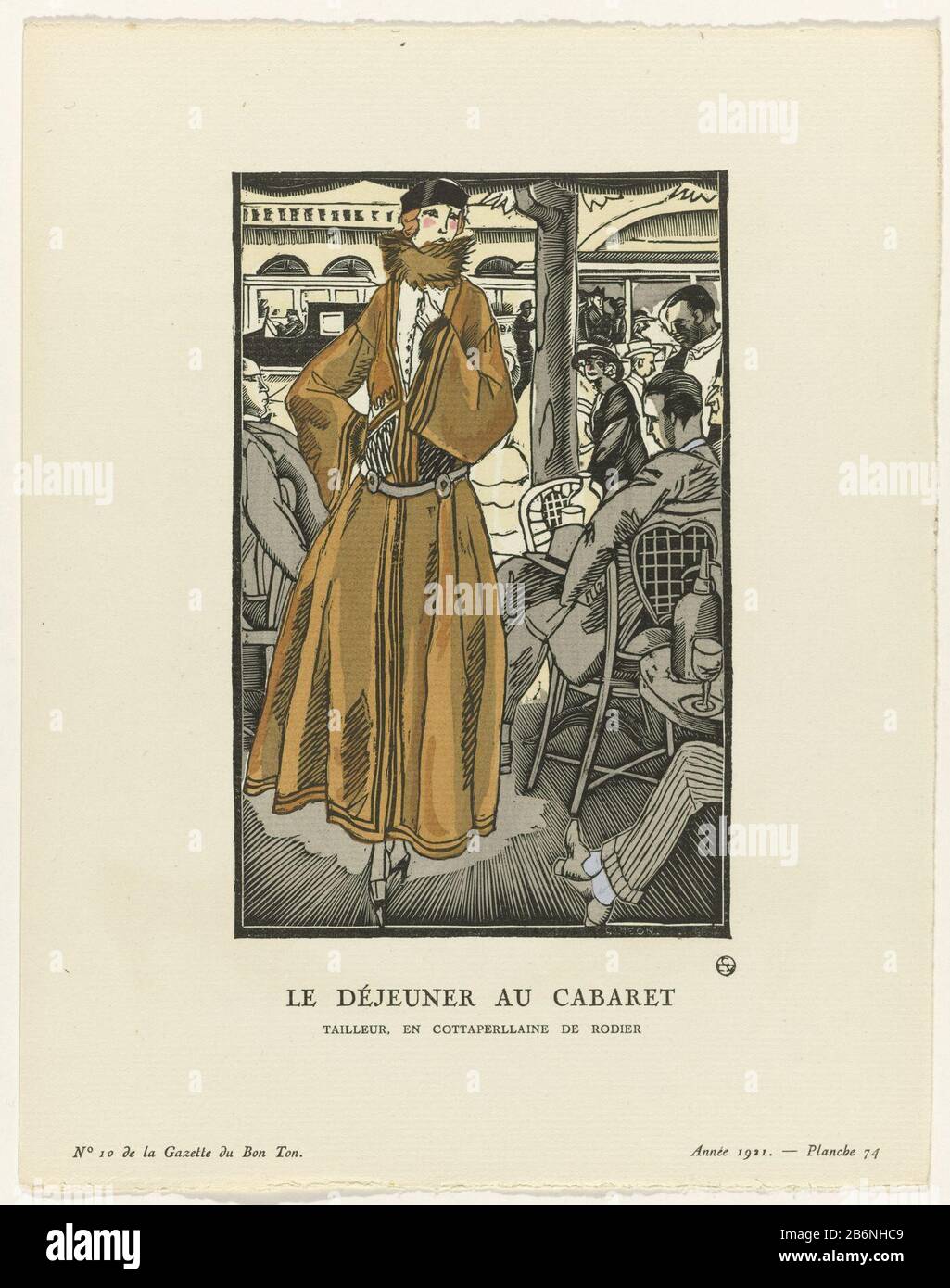 Donna in piedi su una terrazza sulla strada, vestito in un abito di Rodier. Il colletto e i polsini sono fatti di pelliccia. Ai mezzi è una cinghia. Planche 74 di Gazette du Bon Ton, 1921, n. 10. Spiegare i vestiti sulla pagina Spiegamento des Planches Hors-Texte. Contenues dans le numéro 10. Produttore : Designed by Fernand Siméon (listed building) printmaker: Anonymous fashion designer: Rodier (listed building) publisher Lucien Vogel (listed building) publisher: Condé Nast Publisher: Naville et Cieuitgever: Condé Nast et Co Ltduitgever: Rodrigues & Ciadrukker: Imprimerie Studium Place man Foto Stock