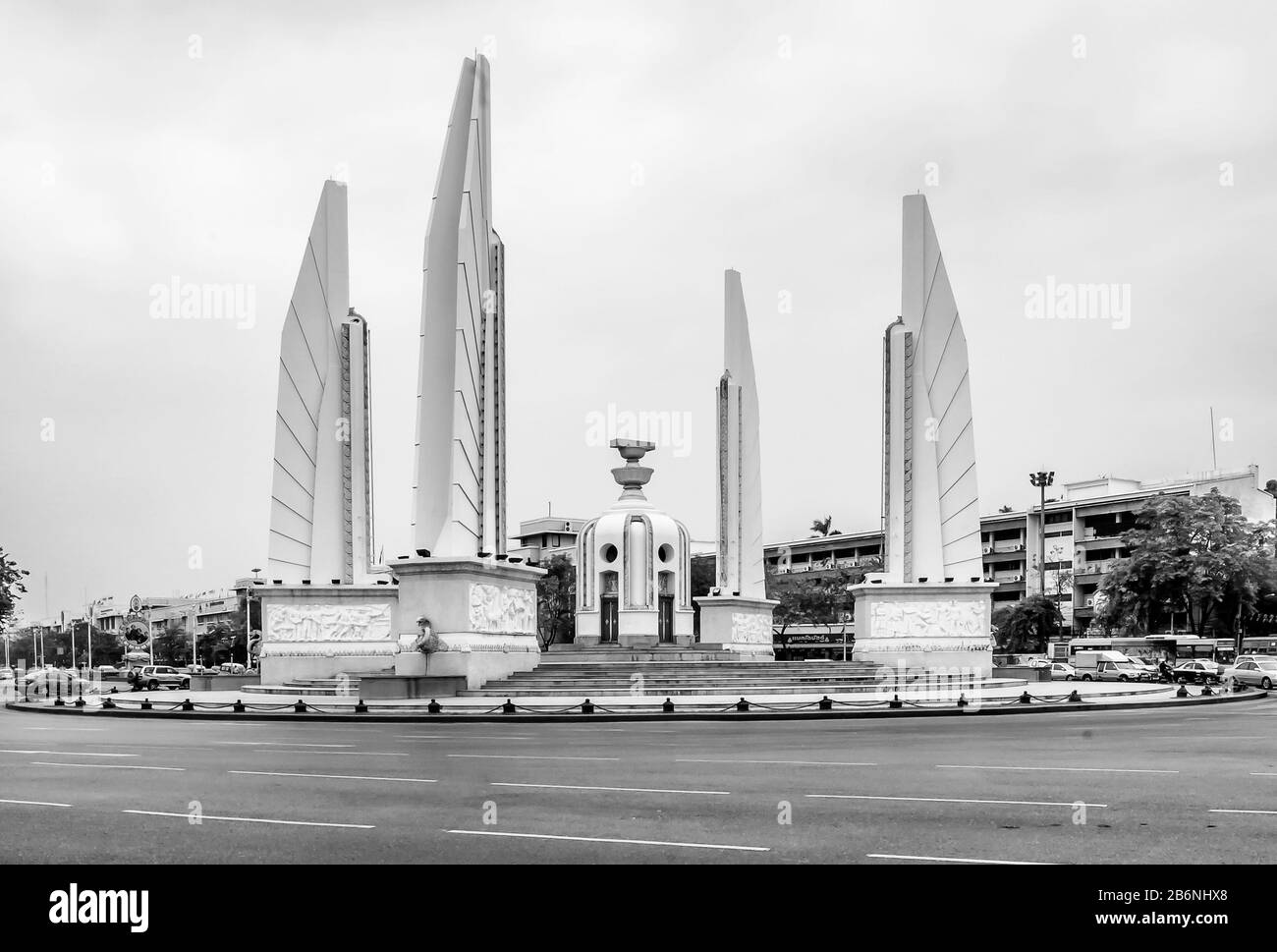 Bella vista in bianco e nero del Monumento alla democrazia in un momento di tranquillità, Bangkok, Thailandia Foto Stock