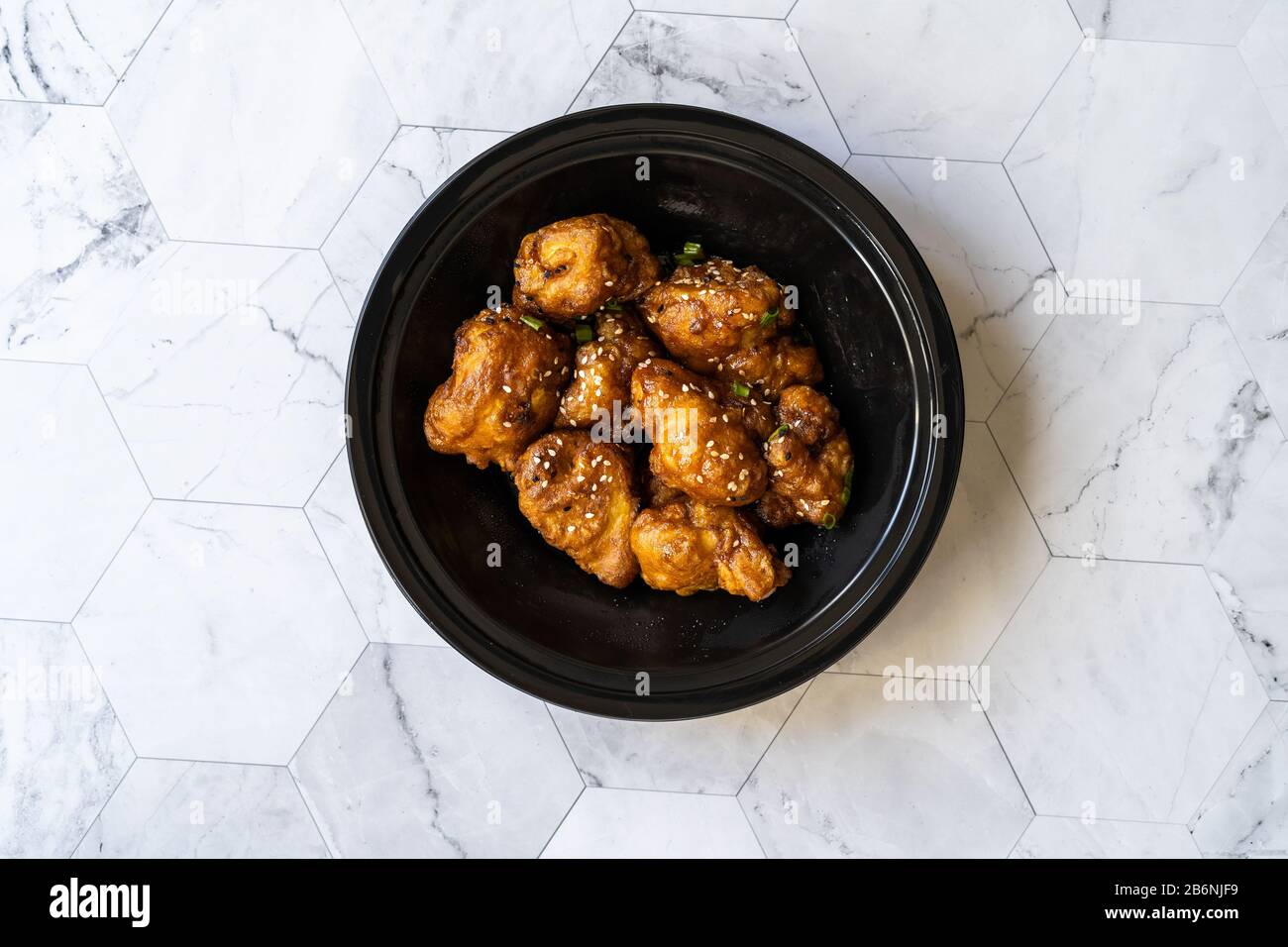 Porta Via Cauliflower Tempura / Marocchina Stile Fried Florets. Cibo Sano Biologico Vegano O Vegetariano Con Semi Di Sesamo In Contenitore Di Plastica Pa Foto Stock