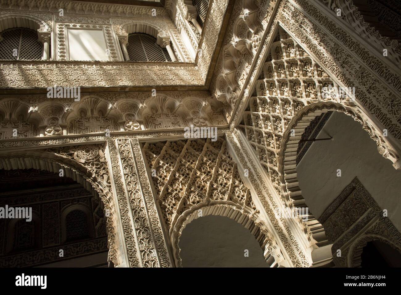 Inquadratura a basso angolo di una parte del cortile in stile Mudejar Muñecas del Palazzo Pedro el Cruel nel Real Alcazar, Siviglia, Spagna Foto Stock