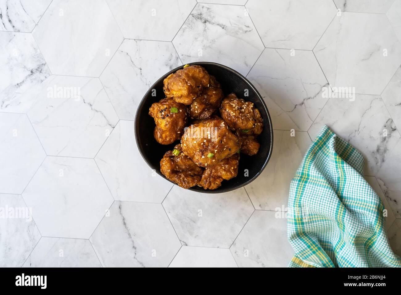 Cavolfiore Tempura / Marocchino Stile Fried Florets. Cibo Vegano O Vegetariano Biologico Sano Con Semi Di Sesamo. Cibo Biologico. Foto Stock