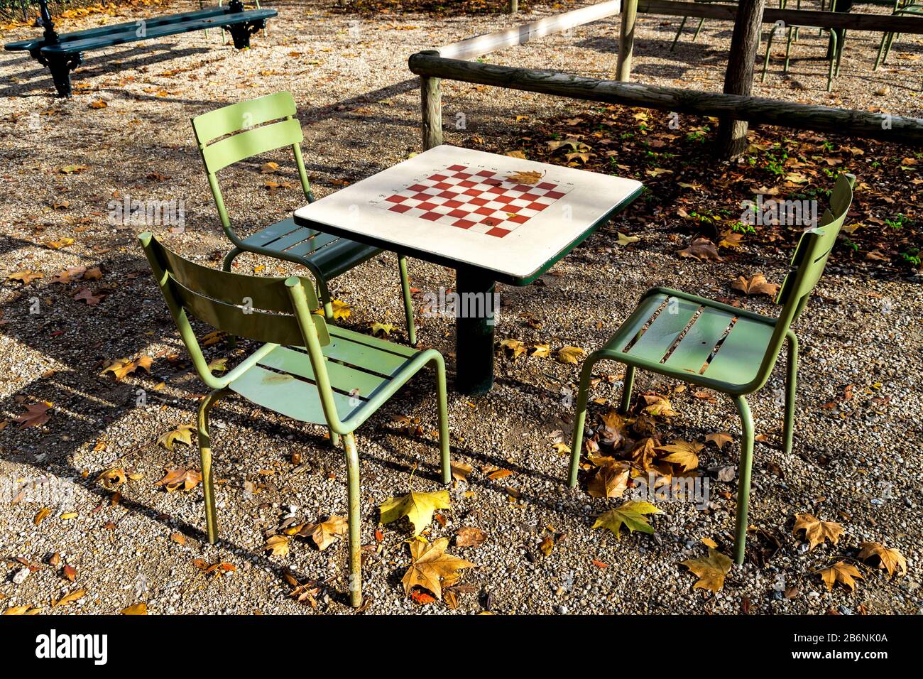 Un tavolo da chessboard e alcune sedie nei giardini del Lussemburgo nella stagione autunnale, Parigi, Francia Foto Stock