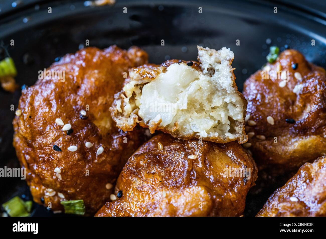 Cavolfiore Tempura / Marocchino Stile Fried Florets. Cibo Vegano O Vegetariano Biologico Sano Con Semi Di Sesamo. Cibo Biologico. Foto Stock