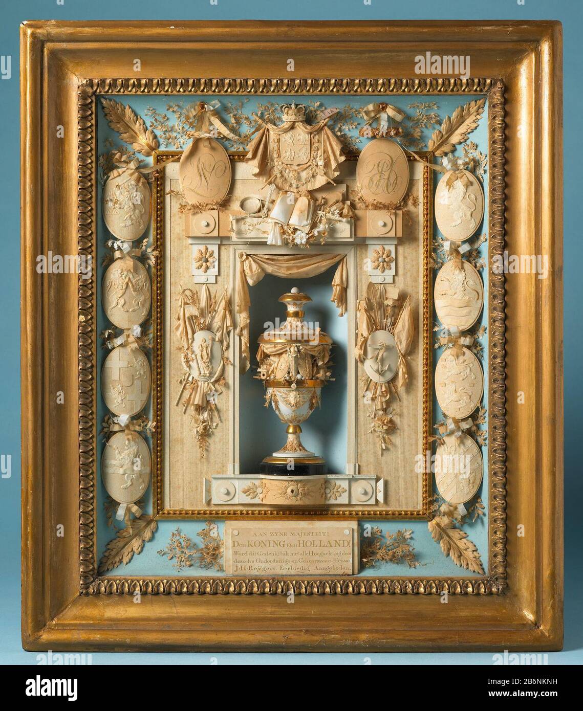 Gedenkstuk opgedragen aan koning Lodewijk Napoleone In cornice dorata e vetro posteriore pezzo commemorativo su azzurro fondo: Vasi, riccamente decorati con attributi bellici, medaglioni e motivi vegetali, con base nera, uno scudo in una nicchia con legami libertà vergine uno scudo con l'ancora destra. Sopra l'alcova aperto battuto libro sopra coronato scudo con le armi combinate dei Paesi Bassi e l'Impero francese, fiancheggiata a sinistra e a destra da scudi ovali, con i legami di Luigi Napoleone iniziali, e la destra E. Beauharnais. Produttore : Johannes Hubertus ReygersPlaats fabbricante : Middelburg dati Foto Stock