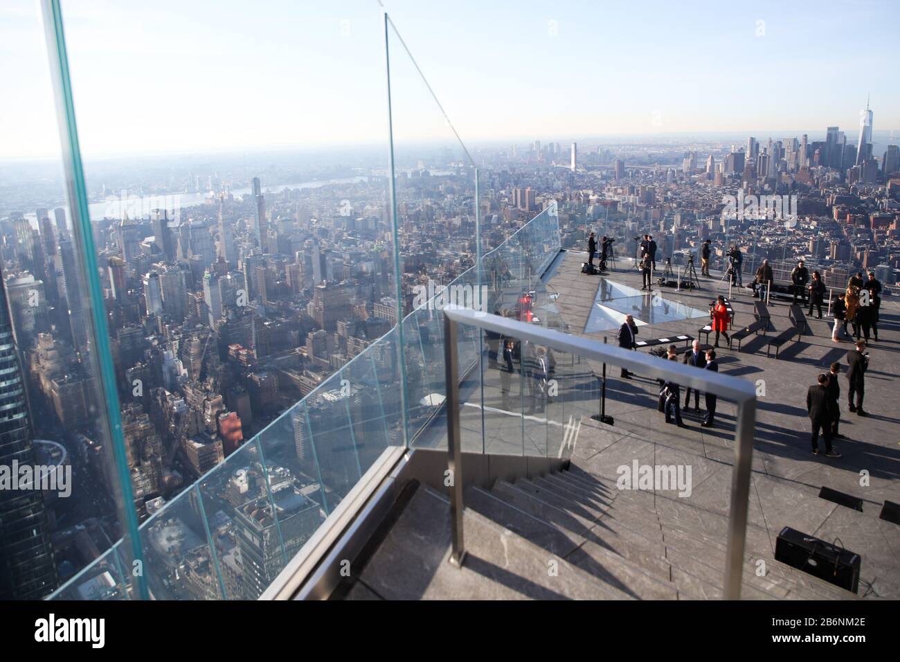 New York, Stati Uniti. 11th Mar, 2020. Inaugurazione dell'osservatorio Edge a New York negli Stati Uniti questo Mercoledì, 11. E' l'osservatorio piu' alto con il ponte aperto dell'emisfero occidentale che mostra senza rivali vedute a 360 gradi dell'iconico skyline di New York City. Si erge a 1.131 piedi nel cuore Dei Cantieri di Hudson, con un'eccitante pavimento in vetro, pareti di vetro angolate, gradini con orizzonte all'aperto, area di osservazione all'aperto al 100° piano. Credito: Brasile Photo Press/Alamy Live News Foto Stock