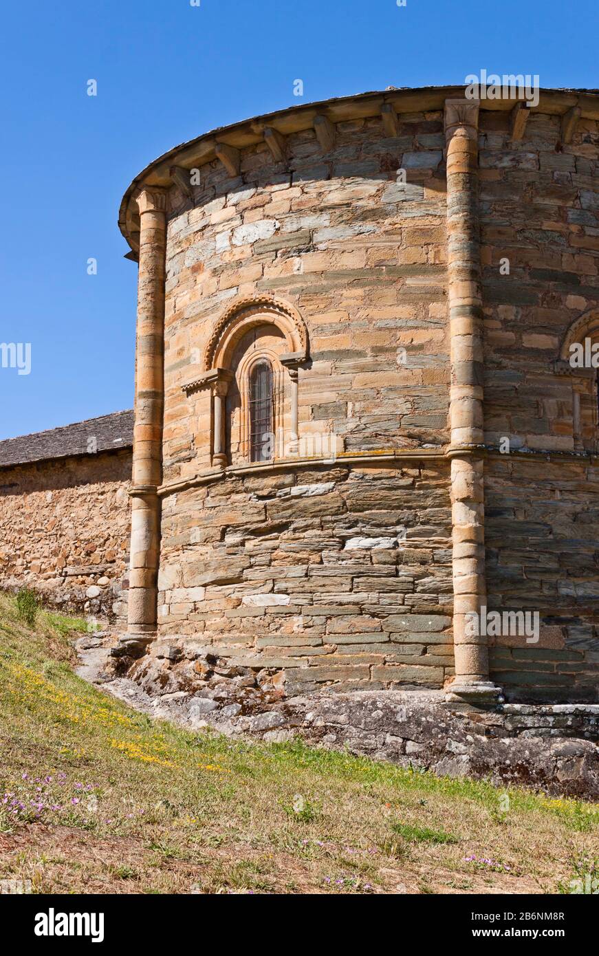 Abside semicircolare della romanica chiesa di Santiago a Villafranca del Bierzo, Castiglia e Leon, Spagna. Foto Stock