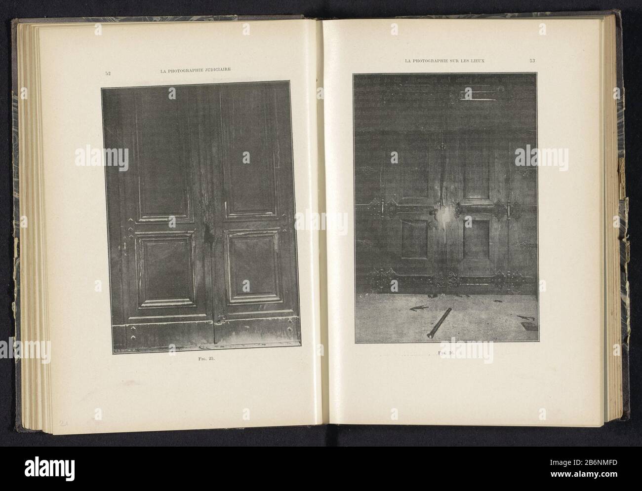 Geforceerde deur Tipo di oggetto porta Forzata: Stampa fotomeccanica numero Oggetto: RP-F-2001-7-117-21 Iscrizioni / marchi: Numero, recto, stampato: 'Fig. 25.' Produttore : fotografo: Anoniemclichémaker V. de Mestral (proprietà quotata) Data: CA. 1893 - o per 1903 Materiale: Carta Tecnica: Autotipia dimensioni: Stampa: H 158 mm × W 112 mmToelichtingPent pagina 52. Oggetto: Chiuso da Foto Stock