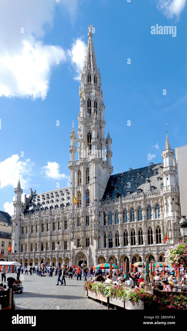 Il municipio medievale / Hotel De Ville Stadhuis nella Grand Place di Bruxelles, Belgio. Foto Stock