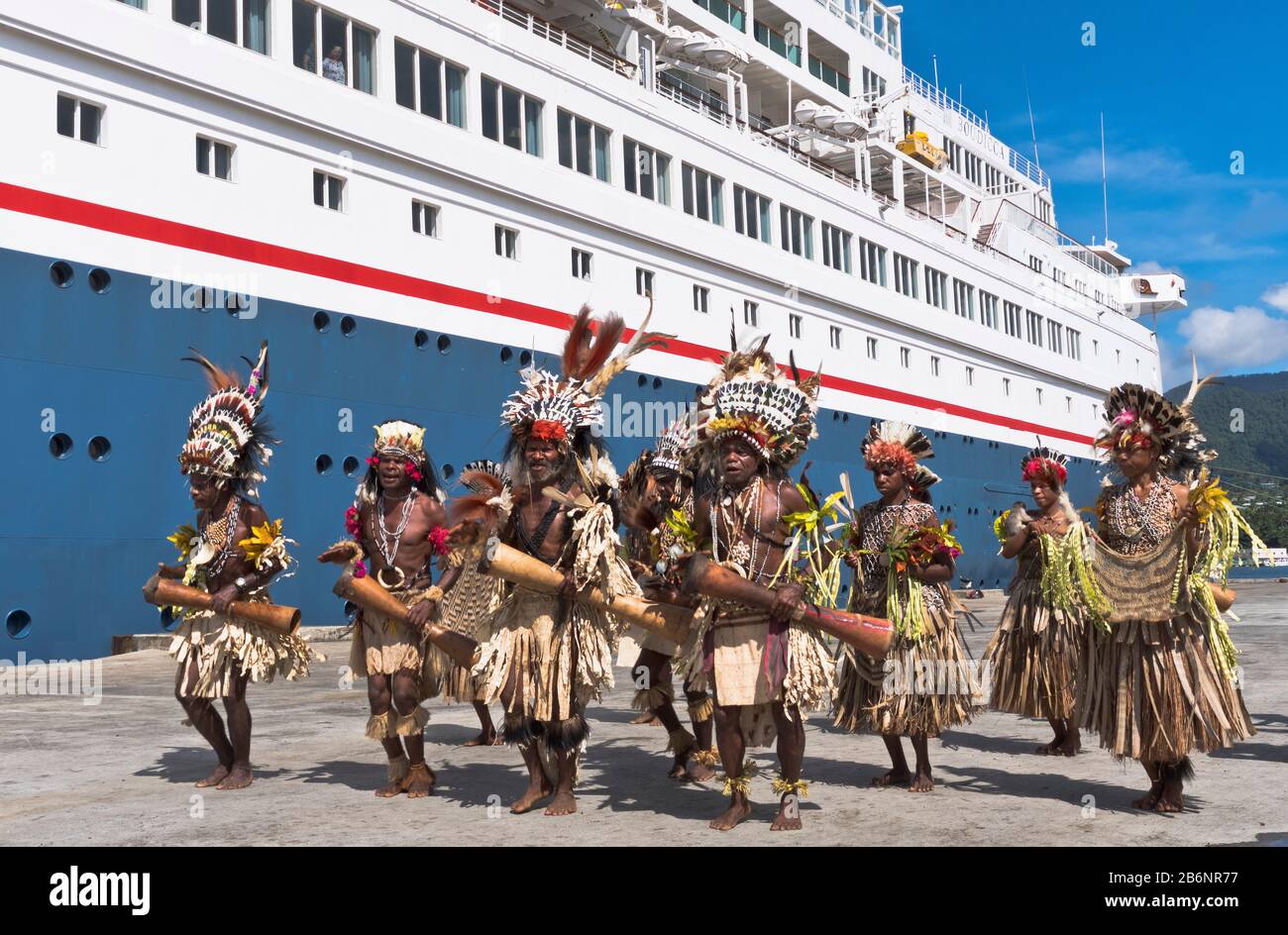 dh Port nave da crociera benvenuto ALOTAU PAPUA NUOVA GUINEA tradizionale PNG native ballerini benvenuto visitatori turismo persone cultura del tamburo Foto Stock