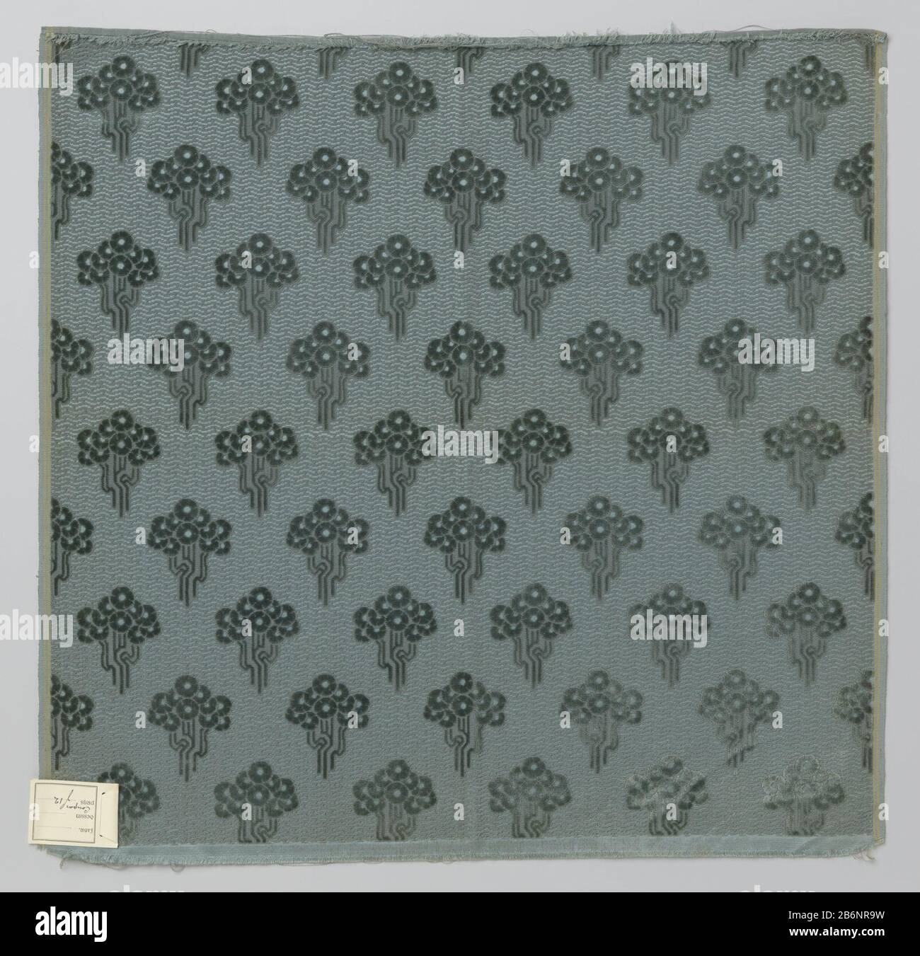 Genopte en gesneden fluweel met gestionerde bloemtuiltjes, in lichtgroenig-blauw Bekledings- of bespanningsstof van genopte en gesneden fluweel met gestionerde bloemtuiltjes, in lichtgroenig-blauw. Produttore : verkoper: Prima H.P. MuttersPlaats manufacture: Den Haag Dating: CA. 1920 - ca. 1930 Materiale: Zijde Techniek: Fluweel dimensioni: H 63,0 cm. × b 61,0 cm. Foto Stock