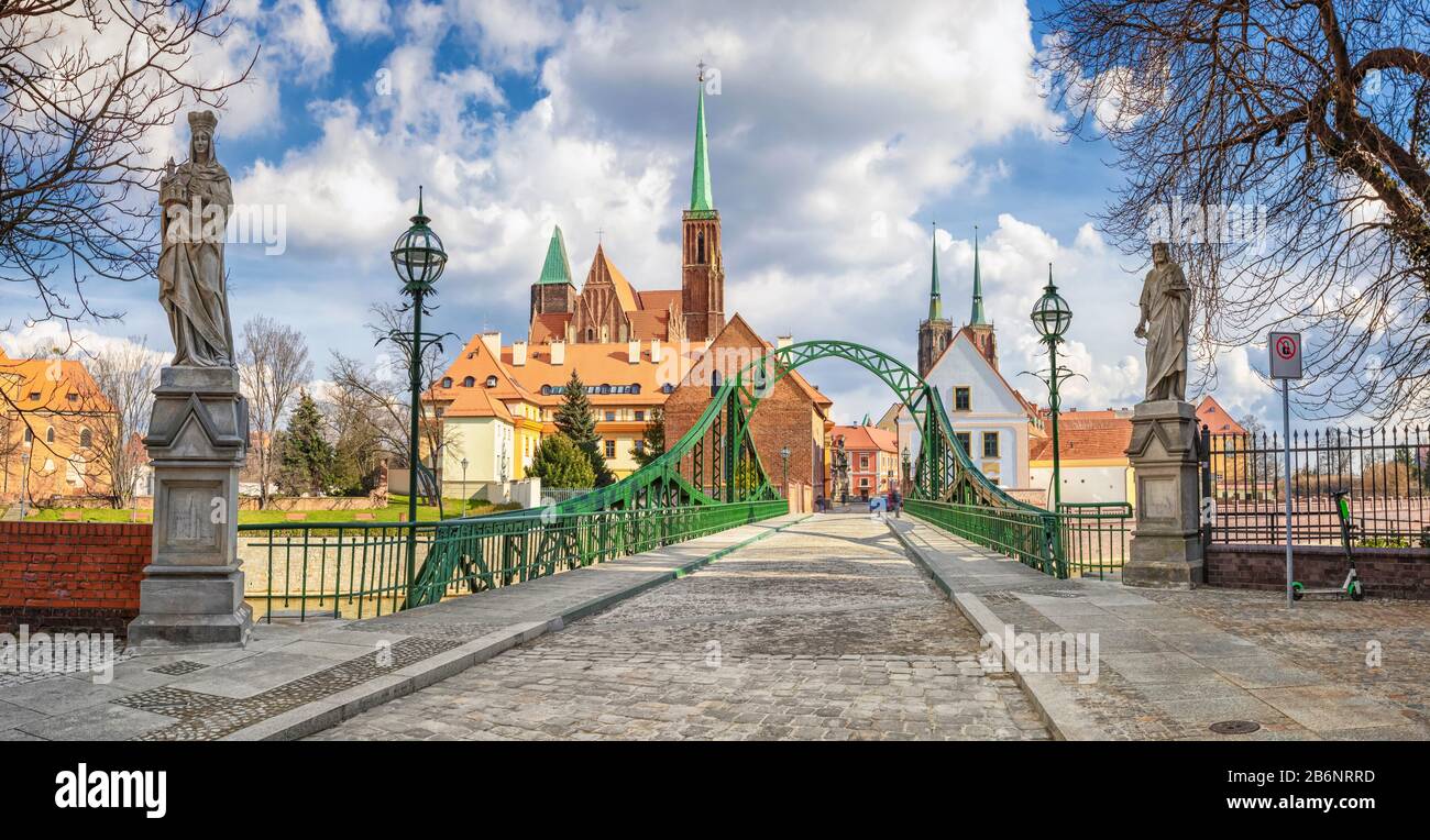 Vista panoramica sul ponte Tumski ristrutturato (La Maggior Parte Tumski) a Wroclaw, Polonia Foto Stock
