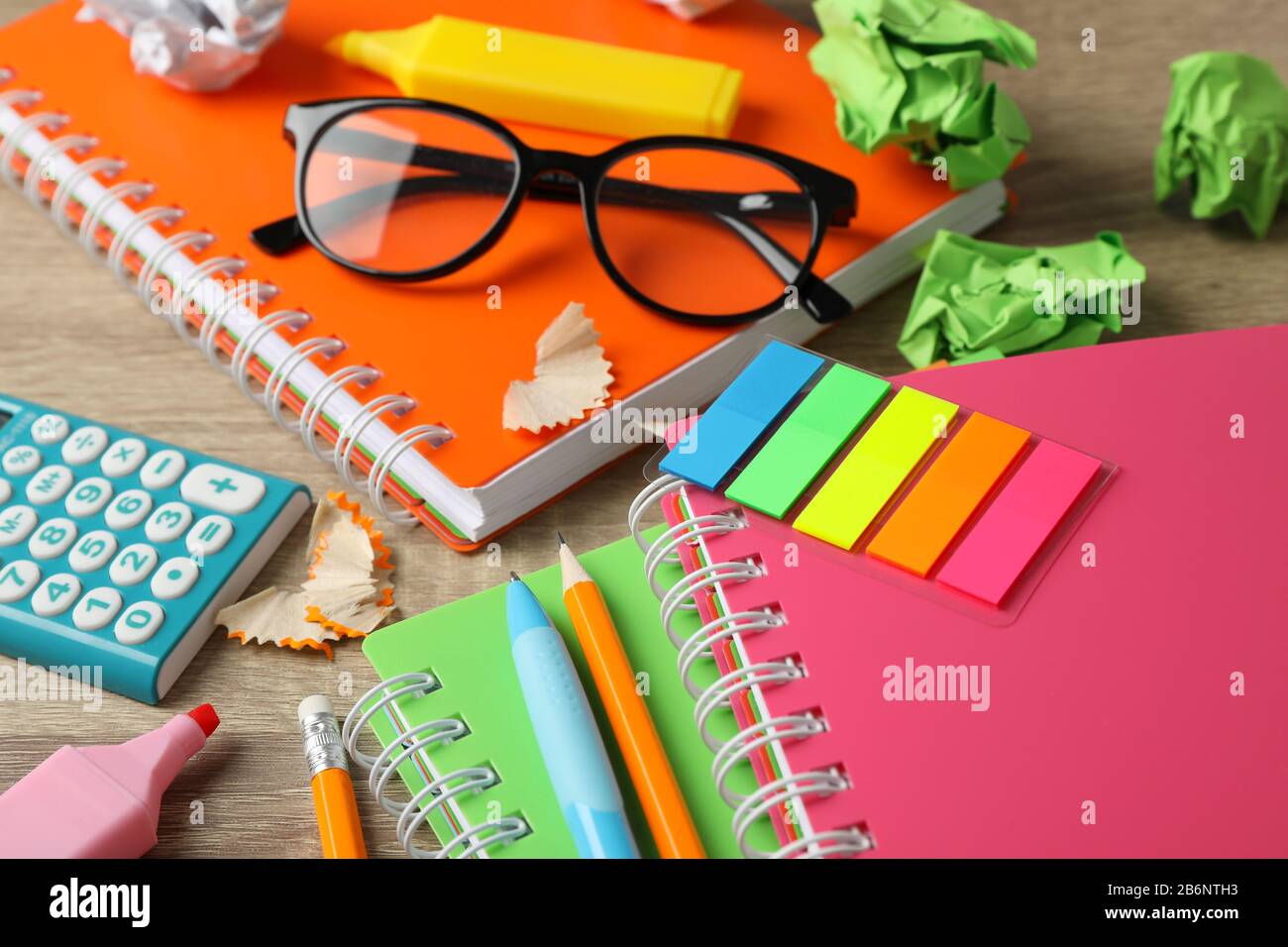 Stazionari su sfondo di legno, primo piano. Concetto di studio Foto Stock