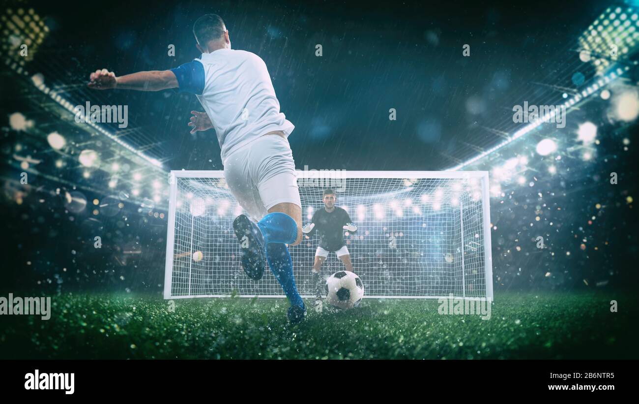 La scena di calcio di notte si abbina con il giocatore in una divisa bianca e blu che calcia il calcio di punizione Foto Stock