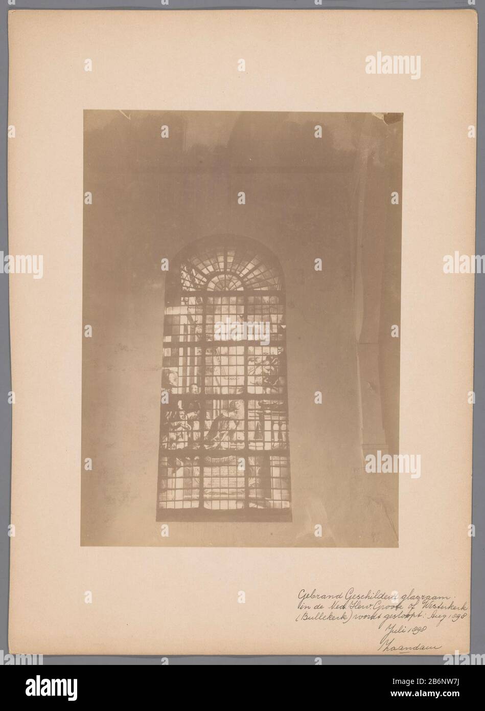 Geschilderd raam in de Westzijderkerk of Bullekerk te Zaandam Finestre Dipinte nella Westzijderkerk o Bull Church Zaandam Property Type: Photographs numero articolo: RP-F 00-2259 Iscrizioni / marchi: Annotazione, recto, scritto a mano, 'finestra in vetro dipinta a Ned. Herv. Groote di Westerkerk (Chiesa dei tori) sarà demolito: Agosto 1898 / luglio 1898 / Zaandam'annotatie, vero, scritto a mano: 'Finestra di vetro dipinta bruciato in Occidente, o Bolla Chiesa Zaandam' Produttore : fotografo: Anonimo (Patrimonio) (attribuito a) fotografo: A.J.M. Mulder (possibile) Fabbricazione Di Posti: Westzijderke Foto Stock