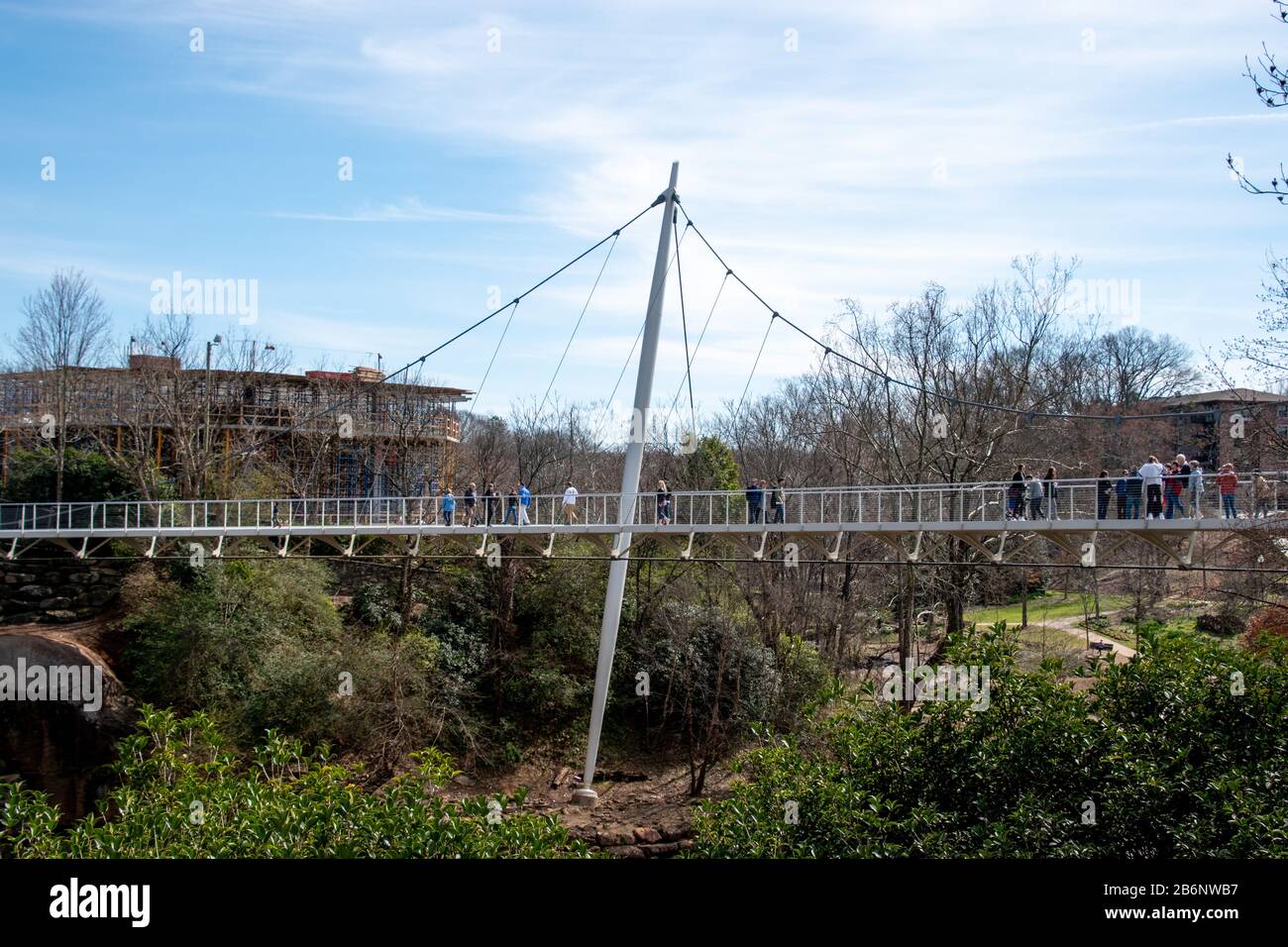Una vista laterale del Ponte della libertà che attraversa il fiume Reedy a Greenville, Carolina del Sud Foto Stock