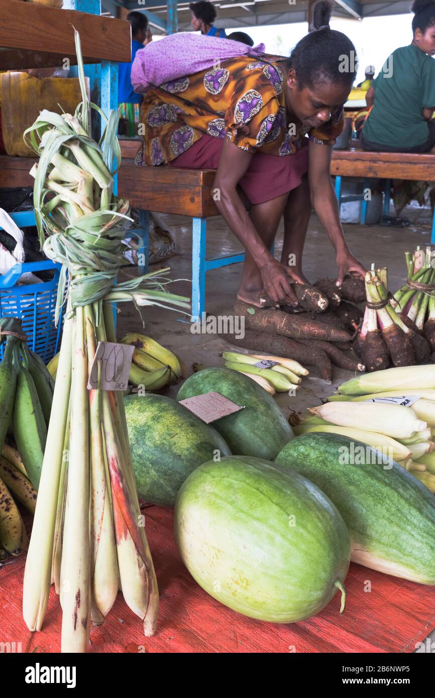 dh PNG mercato ALOTAU PAPUA NUOVA GUINEA stalla madre donna mercati vegetali prodotto display verdure alimentare Foto Stock