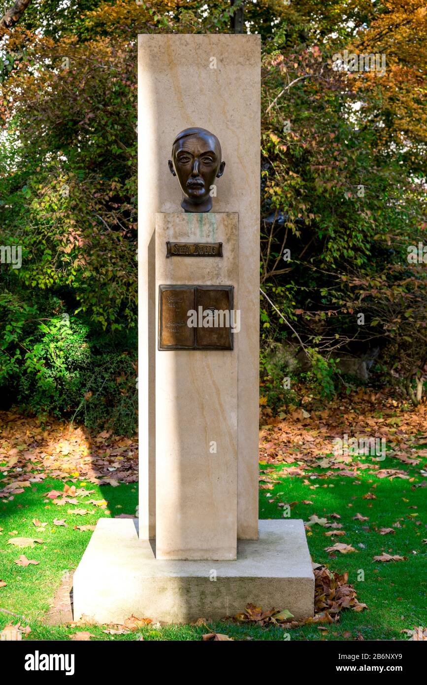 Un busto del famoso romanziere austriaco Stefan Zweig nei giardini del Palazzo di Lussemburgo, Parigi, Francia. Eretto nel 2003. Scultore - Felix Schivo Foto Stock
