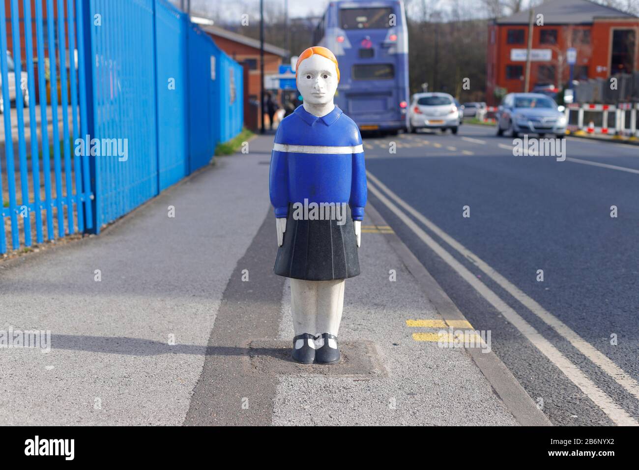 Un paletto a forma di bambino al di fuori di una scuola di Sheffield che Foto Stock