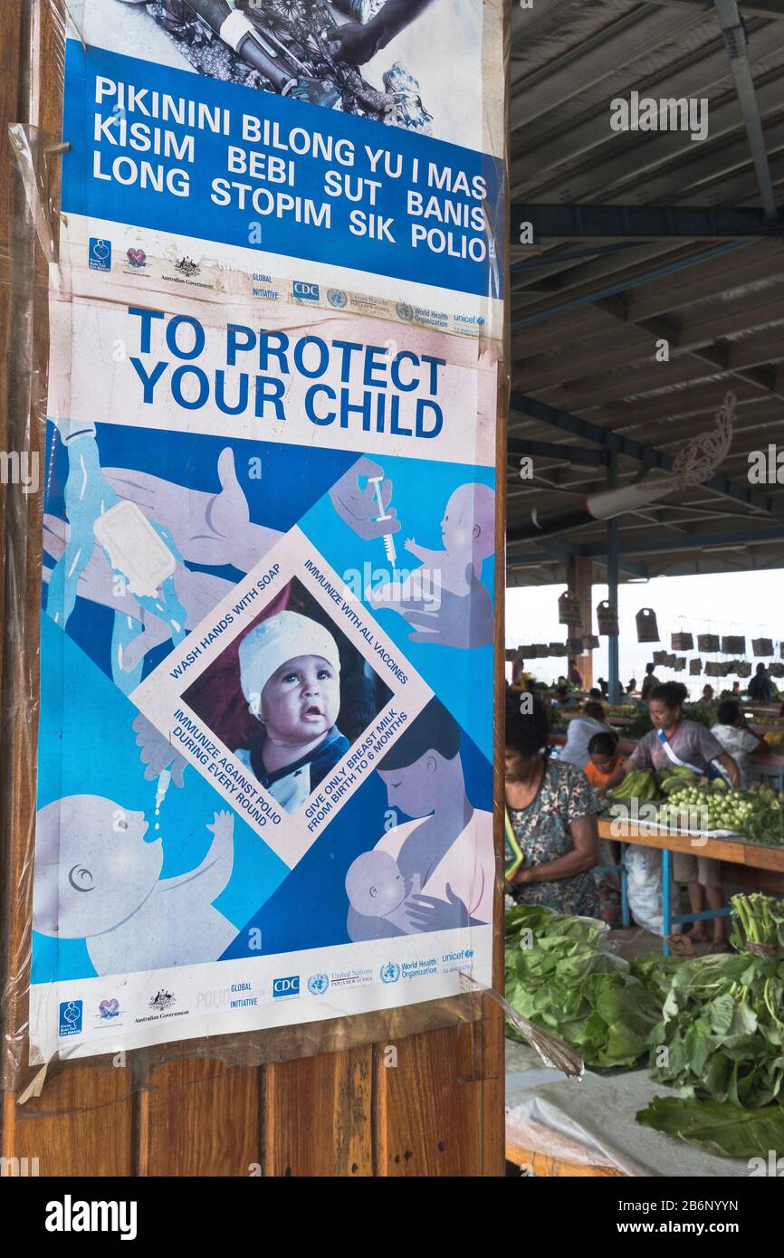 dh PNG mercato ALOTAU PAPUA NUOVA GUINEA Childerns vaccinazione poster di avvertimento proteggere il vostro bambino educazione poster informazioni per l'infanzia segno Foto Stock