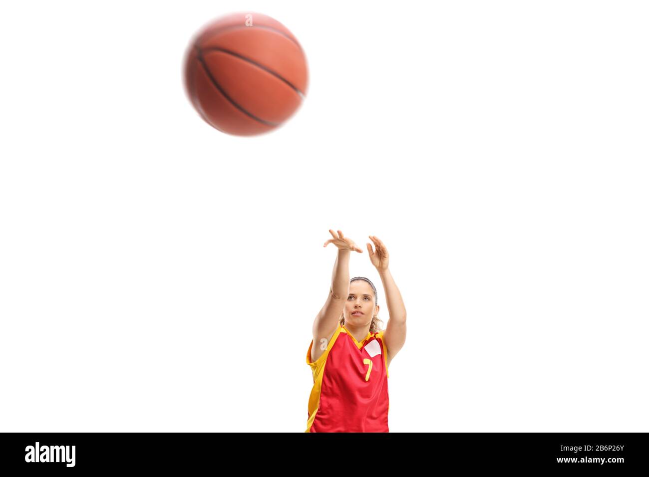 Giocatore femminile di basket che spara un basket isolato su sfondo bianco Foto Stock