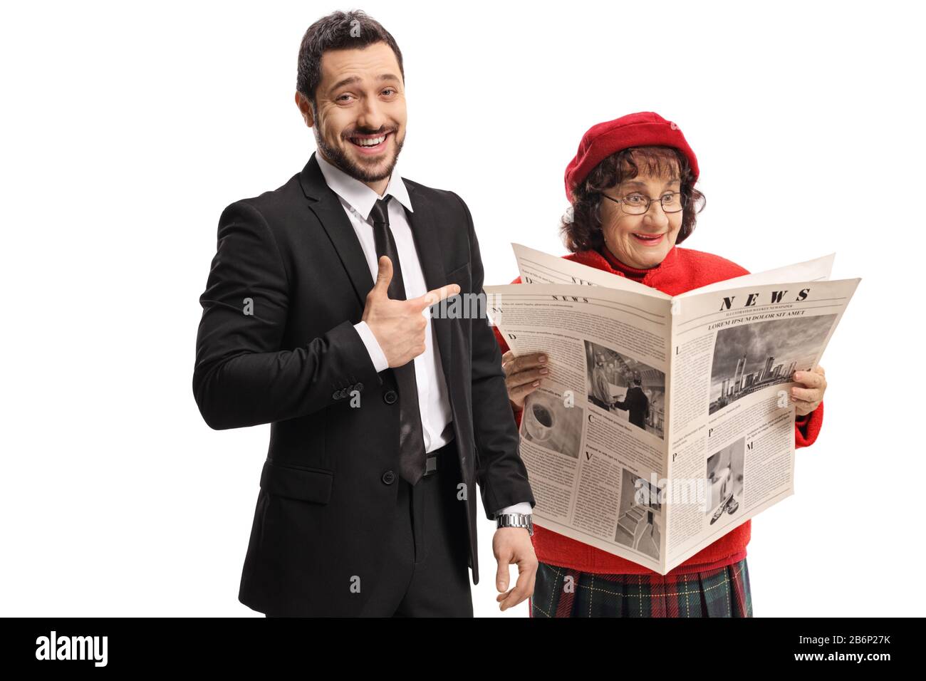 Giovane uomo che stuzzicava una signora più anziana con un giornale isolato su sfondo bianco Foto Stock