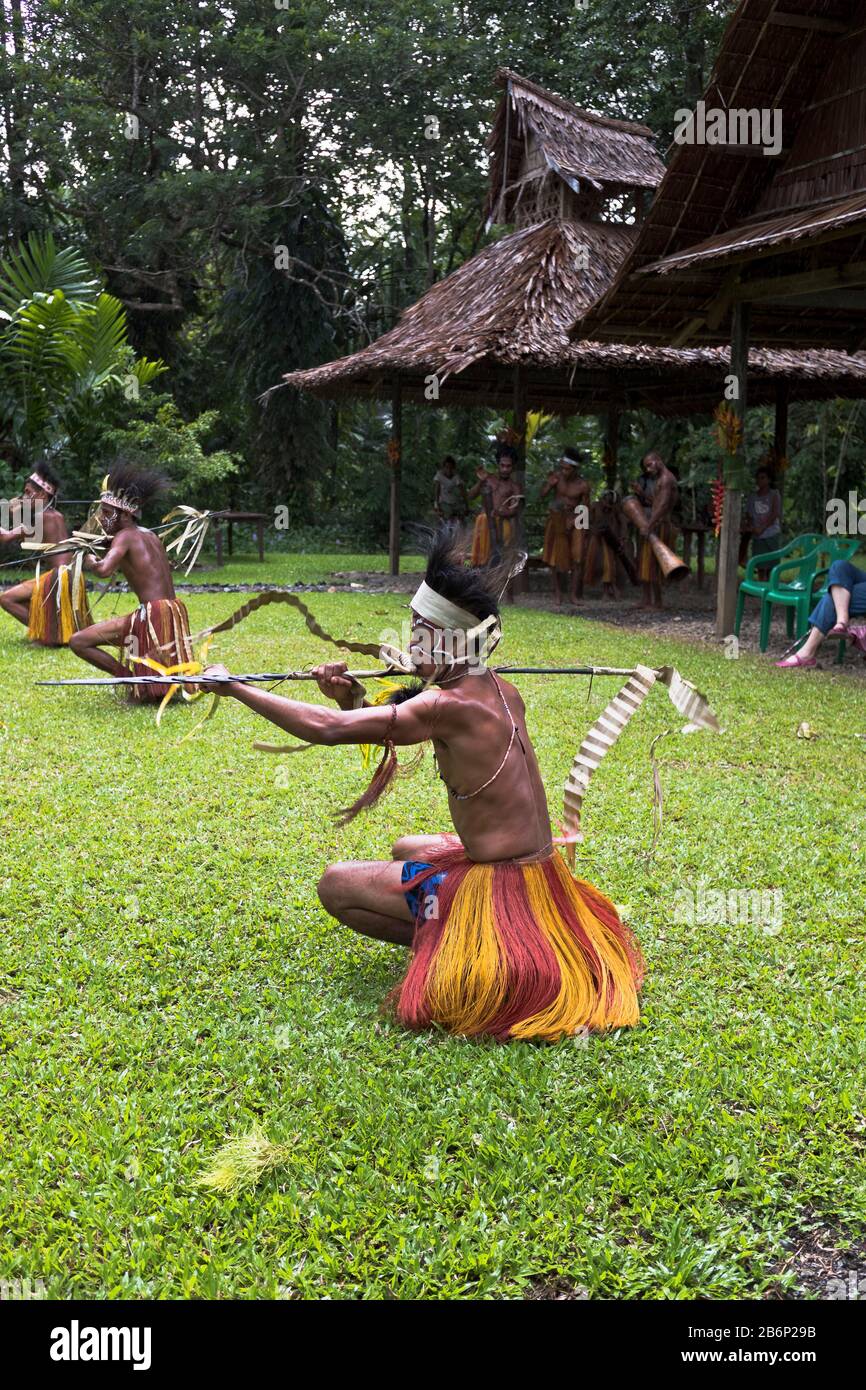 dh PNG ballerini nativi cultura ALOTAU PAPUA NUOVA GUINEA Danza tradizionale tribù armi rituali indigeni rituali ballerini benvenuti Foto Stock