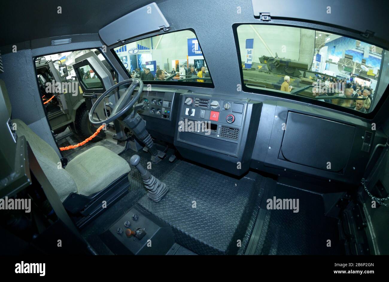 Interno di un nuovo portadocpersonali blindato ucraino Otaman 2 - volante, cruscotto, sedili. Ottobre 08, 2019. Kiev, Ucraina Foto Stock