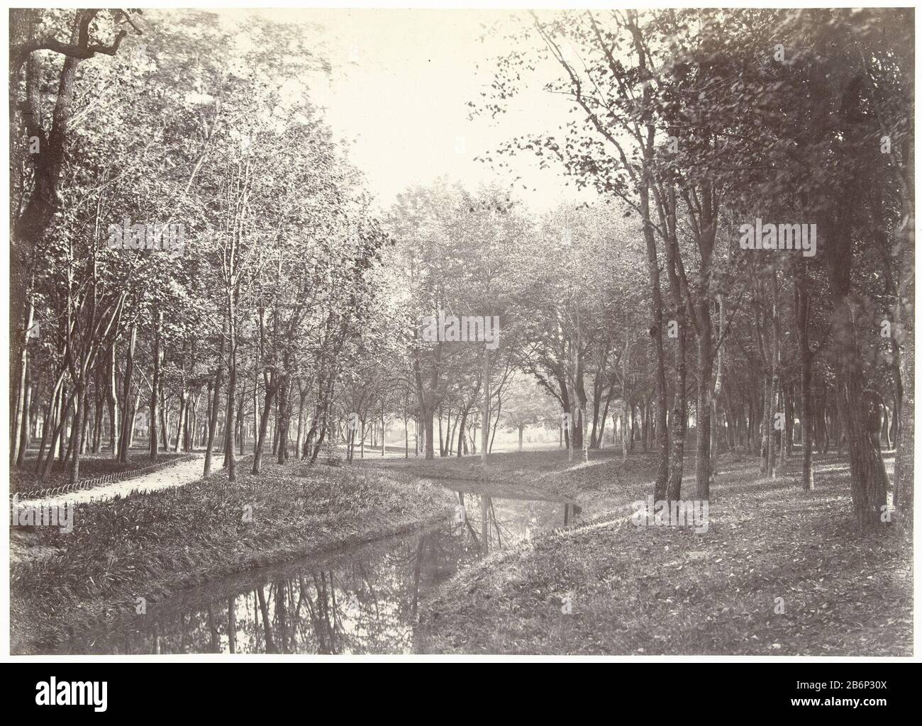 Gezicht in het Bois de Boulogne , Parijs, Frankrijk Face in the Bois de Boulogne, Paris, France Property Type (?) Picture Item number: RP-F 2004-19 Iscrizioni / marchi: Blind stamp recto under, in rilievo: 'CH MARVILLE / PHOTOGRAPHE / DU MUSEUM IMPÉRIAL / DU LOUVRE' fabbricante : fotografo: Charles MarvillePlats fabbricazione: Francia Data: CA. 1855 - caratteristiche 1862 Fisico: Albume materiale di stampa: Carta carta cartone Tecnica: Albume dimensioni di stampa: H 258 mm × W 358 mmOnderwerp Foto Stock