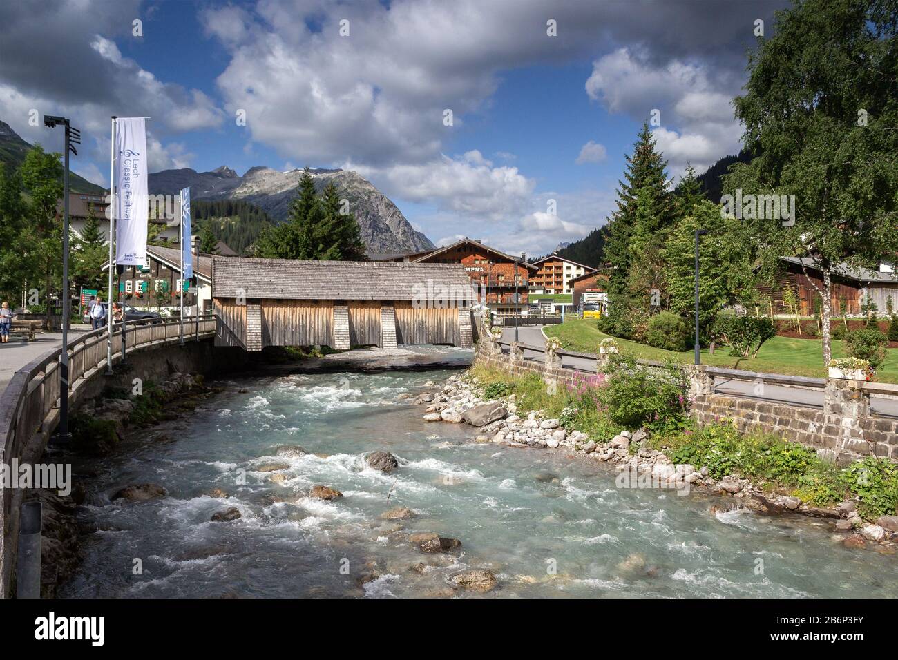 Tannbergbrücke ponte di legno coperto che attraversa il fiume Lech, Lech, Austria Foto Stock